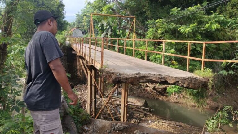 Putus total, pengendara harus putar sejauh 5 km. (Gema Surya/Yudi)