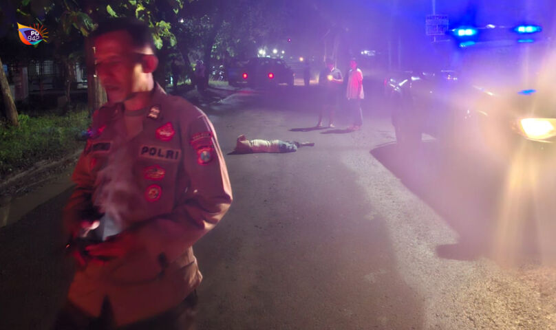 Korban tabrak lari Widji (64) tergeletak di jalan, pasca tabrak lari Kamis sekitar pukul 03.00 WIB. (Foto/Dok. Polsek Bungkal)