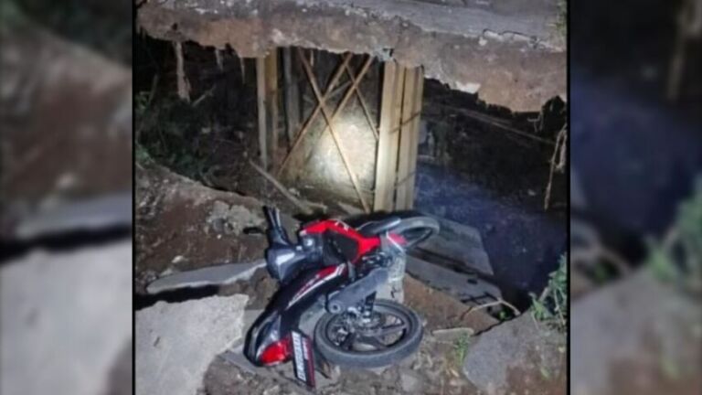 Tangkapan layar sepeda motor korban terlihat terperosok di bawah jembatan.