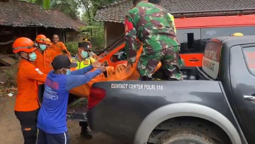 Evakuasi AS, warga Bulu Lor, Jambon yang hilang yang akhirnya ditemukan di dalam sumur melibatkan Tim Basarnas Trenggalek. (Gema Surya/Yudi)