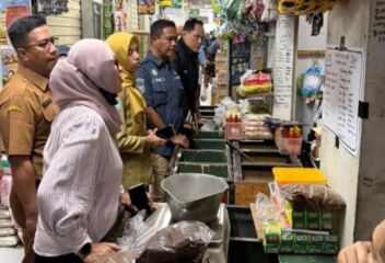 Satgas Saber Pangan Ponorogo lakukan sidang langsung ke pasar-pasar untuk memastikan kestabilan harga. (Gema Surya/Yudi)