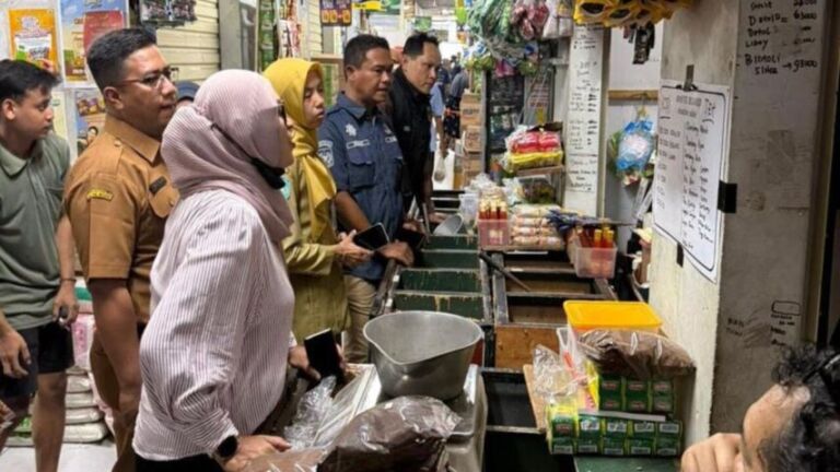 Satgas Saber Pangan Ponorogo lakukan sidang langsung ke pasar-pasar untuk memastikan kestabilan harga. (Gema Surya/Yudi)