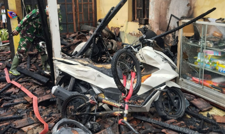 Satu dari tiga sepeda motor yang terdampak kebakaran di rumah milik Sapto Pudjiono. (Dok. Damkar Satpol PP Pemkab Ponorogo)