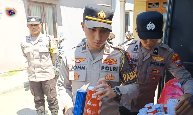 Ipda John Anderson menunjukkan barang bukti yang disita dari rumah yang digunakan untuk merakit petasan. (Gema Surya/Yudi)