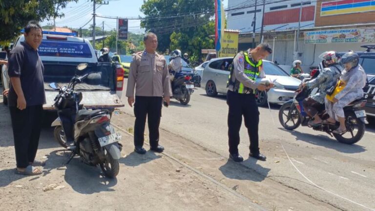 Poliki langsung melakukan olah TKP untuk mengetahui penyebab pasti dari laka lantas di mana 2 orang meninggal dunia. (Foto/Dok. Polsek Siman)