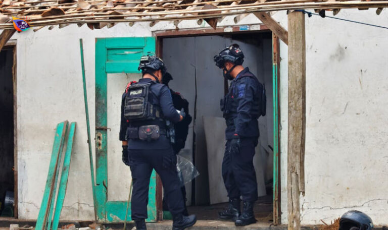 Tim Gegana Polda Jatim sedang melakukan olah TKP di Plosojenar, Kauman. (Gema Surya/Yudi)