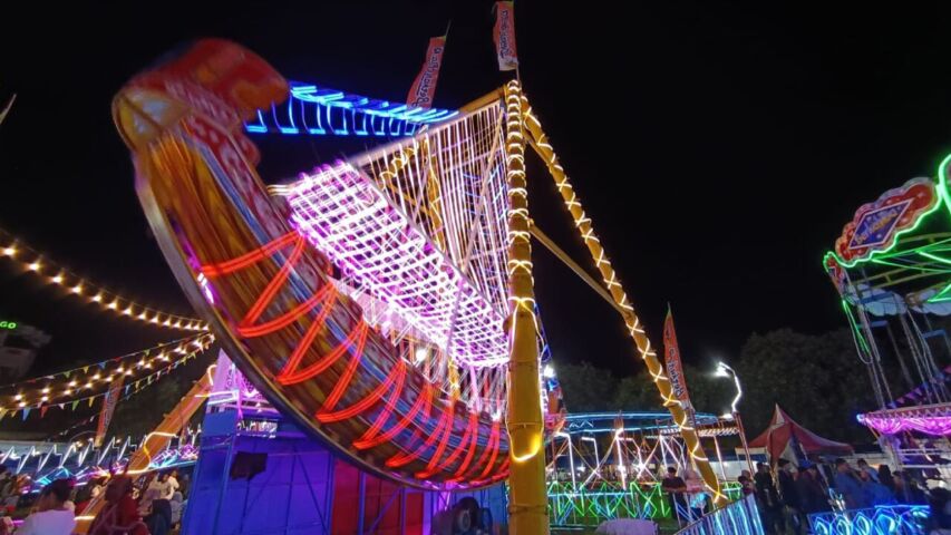 Salah satu wahan di pasar malam alun-alun yang menarik perhatian masyarakat. (Gema Surya/Yudi)