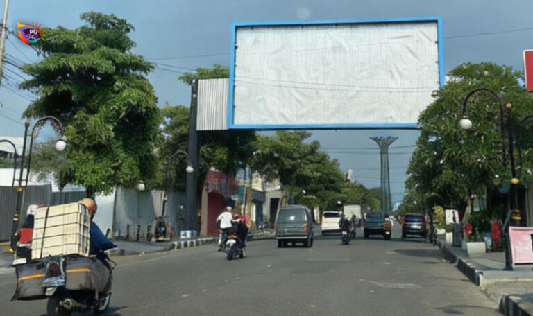 Desakan masyarakat tinggi, baliho salah satu film di Jl. Jenderal Sudirman diturunkan sendiri oleh vendor. (Foto/Dok. Kominfo)