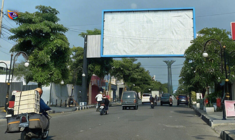 Desakan masyarakat tinggi, baliho salah satu film di Jl. Jenderal Sudirman diturunkan sendiri oleh vendor. (Foto/Dok. Kominfo)