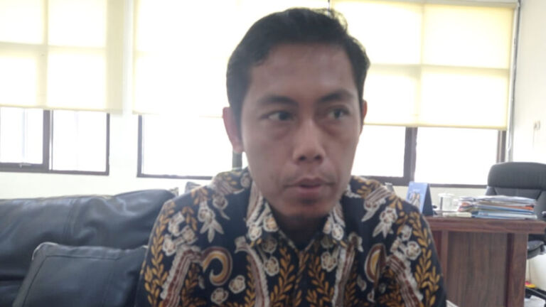 Budiwan dalam keterangannya kepada Gema Surya terkait stok Minyakita di Pasar Legi yang berkurang. (Gema Surya/Yudi)