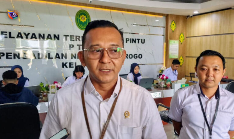 Muhammad Dede Idham, Humas Pengadilan Negeri (PN) Ponorogo, dalam keterangannya kepada RGS FM terkait pelimpahan kasus tipikor. (Gema Surya/Yudi)