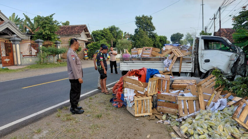 Muatan belimbing dari pikap jatuh pasca kendaraan tujuan Wonogiri tersebut pecah ban dan menabrak pagar rumah warga. (Dok. Polsek Jetis)