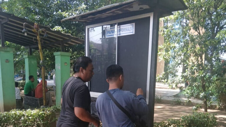 Sudah dicopot, papan informasi yang masih menampilkan program bupati terdahulu. (Foto/Dok. Komdigi)