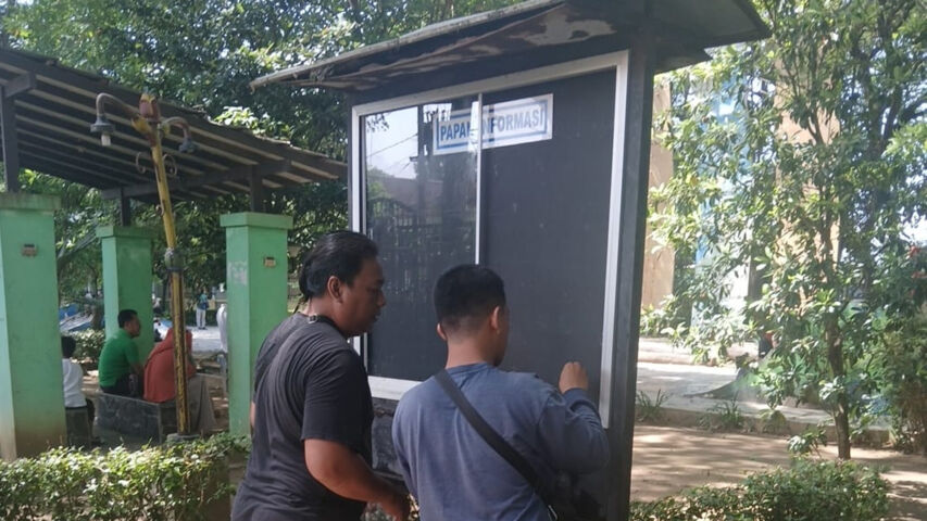 Sudah dicopot, papan informasi yang masih menampilkan program bupati terdahulu. (Foto/Dok. Komdigi)