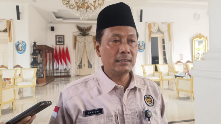 Marjuni, Kepala Kantor Kementerian Agama Kabupaten Ponorogo, dalam keterangannya di Pringgitan. Ia bilang jika maksimal barang yang dibawa CJH 32kg. (Gema Surya/Yudi)