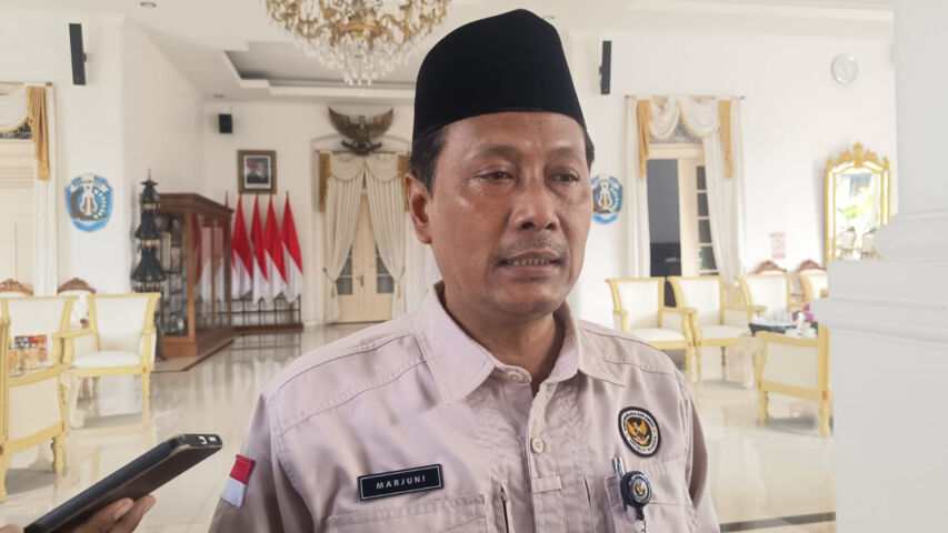 Marjuni, Kepala Kantor Kementrian Haji & Umrah Ponorogo Kabupaten Ponorogo, Marjuni, Kabupaten Ponorogo, dalam keterangannya di Pringgitan. Ia bilang jika maksimal barang yang dibawa CJH 32kg. (Gema Surya/Yudi)