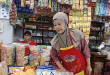 Harga minyak goreng baru terasa ikut naik, kabarnya imbas ketegangan timur tengah yang masih berlansung. (Gema Surya/Yudi)