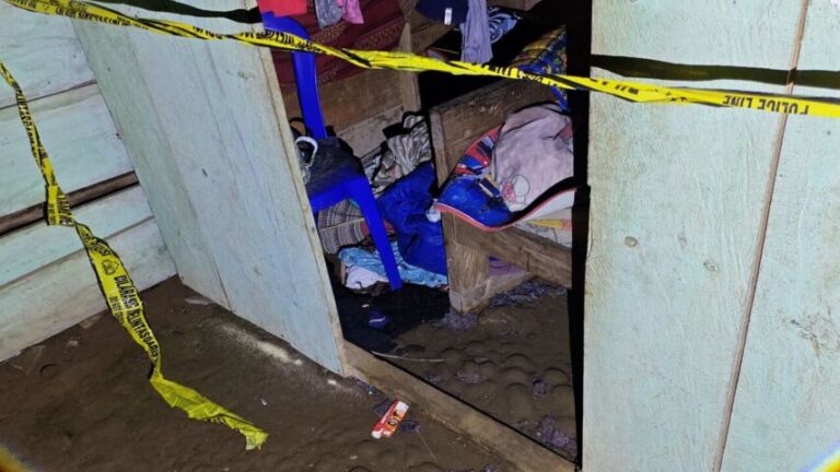 Lokasi di mana T menempatkan janinnya diberi garis polisi untuk penyelidikan. (Gema Surya/Yudi)