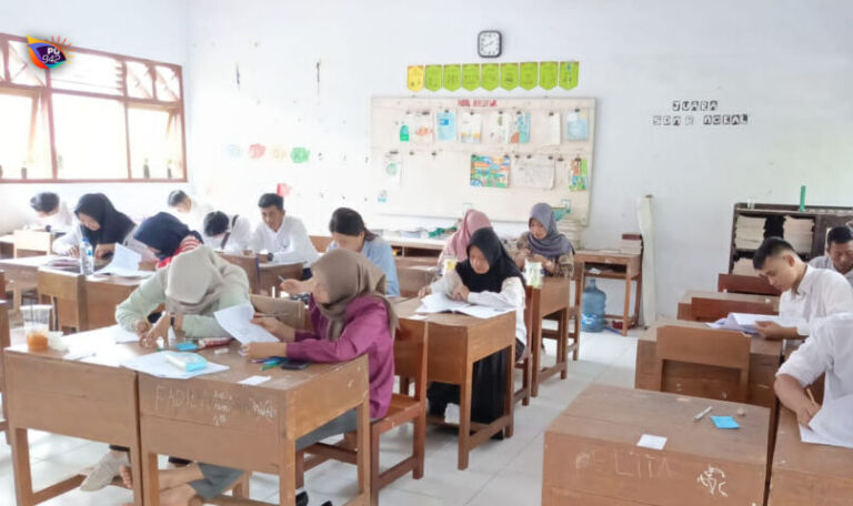 Warga belajar tampak antusias mengikuti materi pembelajaran di PKBM Karya Mandiri, Selur, Ngrayun. (Dok. PKBM Karya Mandiri)