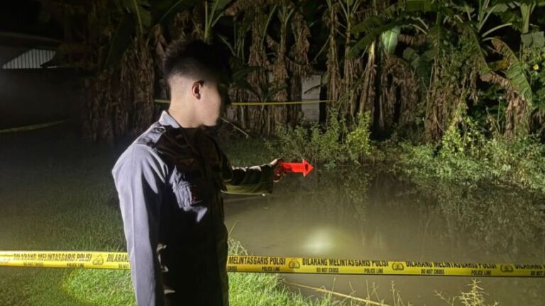 Diberi garis polisi, TKP tenggelamnya dua bocah di Beton, Siman. (Foto/Dok. Polsek Siman)