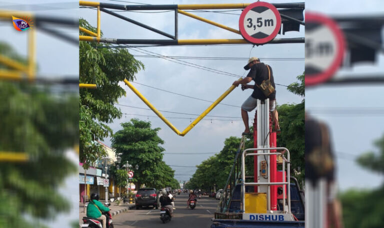 Ditabrak lagi, portal yang ada di Jl. HOS Cokroaminoto, Ponorogo. Catatan dari Dishub Ponorogo, sudah lebih dari 10 kali ditabrak sejak pertama kali didirikan. (Foto/Dok. Dishub)