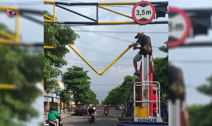 Ditabrak lagi, portal yang ada di Jl. HOS Cokroaminoto, Ponorogo. Catatan dari Dishub Ponorogo, sudah lebih dari 10 kali ditabrak sejak pertama kali didirikan. (Foto/Dok. Dishub)