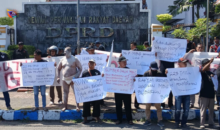 aksi damai di depan Gedung DPRD Ponorogo
