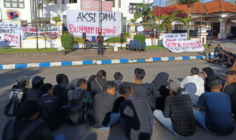 Panggung bebas ekspresi dalam rangka May Day dan Hardiknas