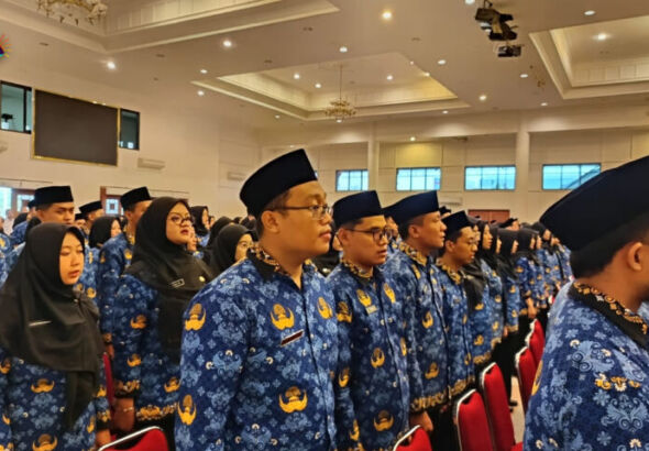 pegawai di lingkup Pemkab Ponorogo menerima surat keputusan