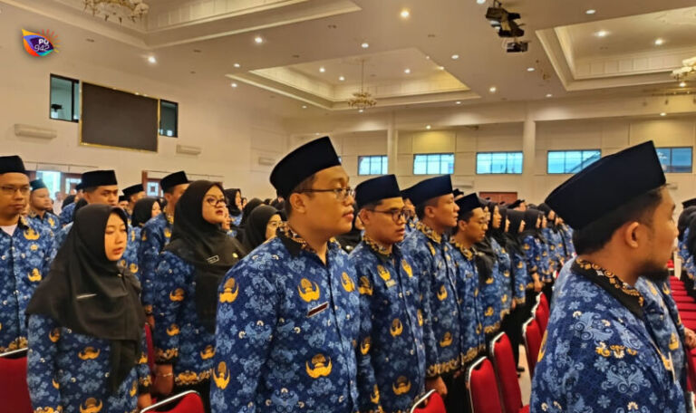 pegawai di lingkup Pemkab Ponorogo menerima surat keputusan