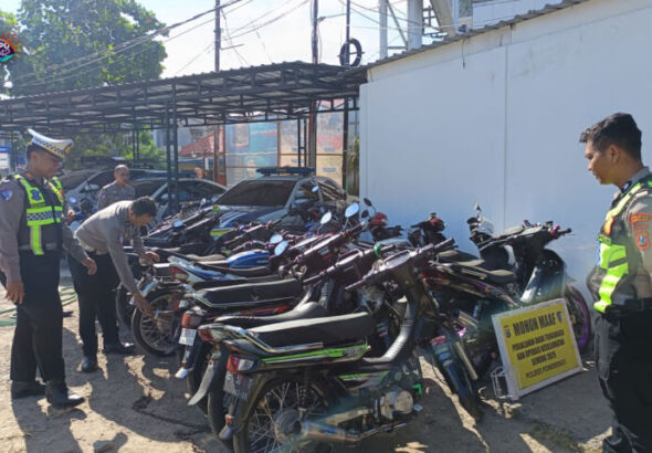 ratusan motor yang di amankan Polisi (foto: yudi)