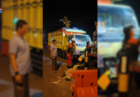 Truk Menabrak Tiang Lampu Lalulintas (foto: Kabid Lalin Sarpras Dishub Ponorogo Setyo Budiono)