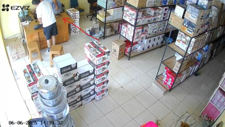 tankapan layar cctv toko yang merekam aksi pencurian (foto: Wety)