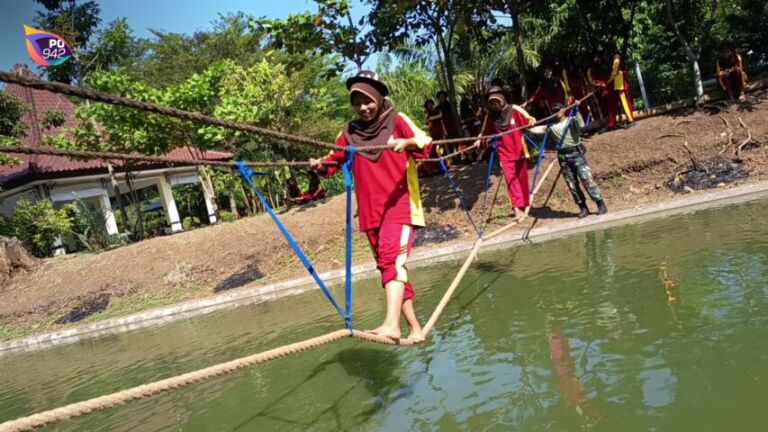 aktivitas outbond di taman kehati (foto: Sapto)