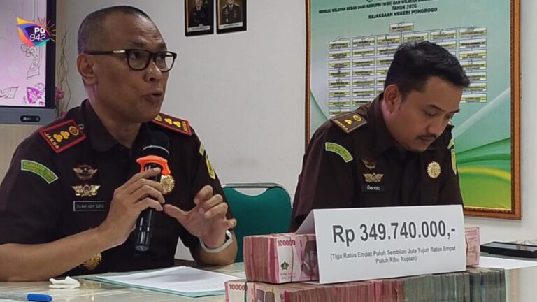 Keluarga dan penasihat hukum tersangka kasus tambang ilegal Tony Ahmadi menyerahkan uang pengganti kerugian negara (foto: Yudi)