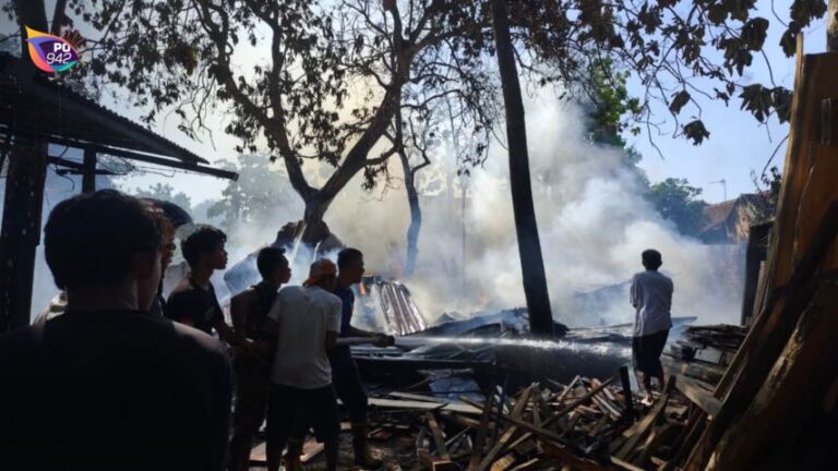Kebakaran Gudang mebel (Foto: Bambang)