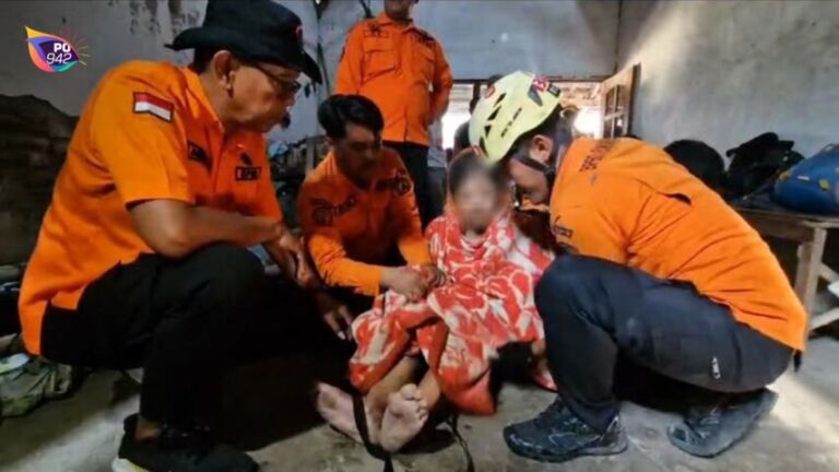 Proses evakuasi wanita yang terjegur sumur (foto: yudi)