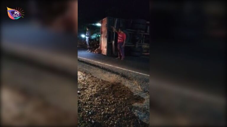 tkp kecelakaan tunggal truk pembawa genteng (foto: AKP Badri)