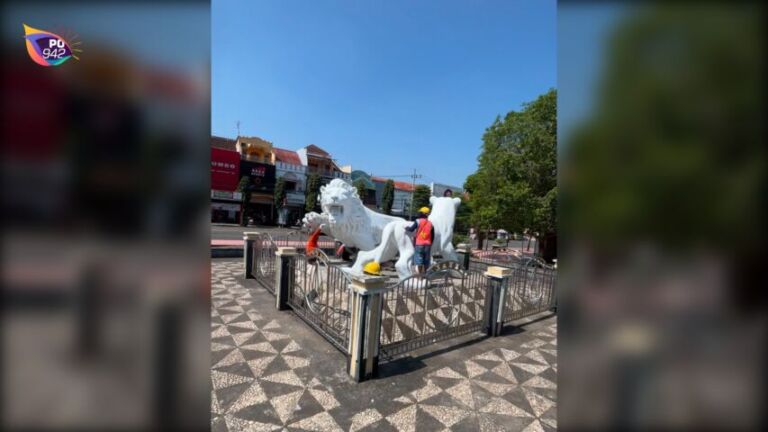Wajah Baru, Patung Singa di Pojokan Alun-alun yang di Cat Ulang (foto: Yudi)