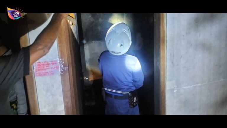 Proses pemadaman dan evakuasi (Foto: Damkar dan Satpol PP)