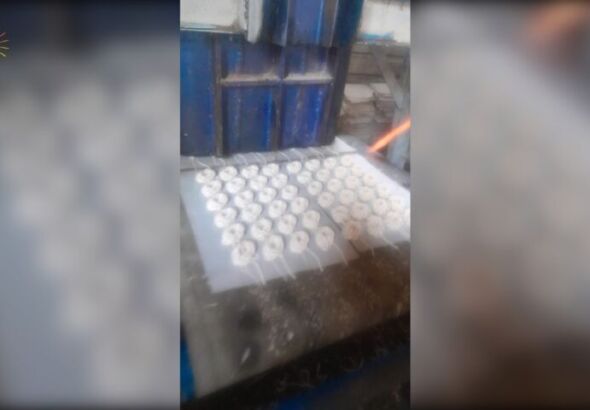 proses pembuatan krupuk (foto: Hadi)