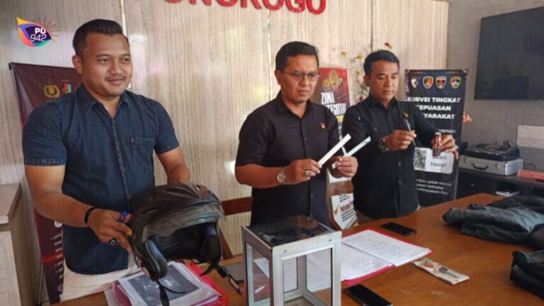 jumpa perss yang menunjukkan baeang bukti pencurian (foto: Yudi)