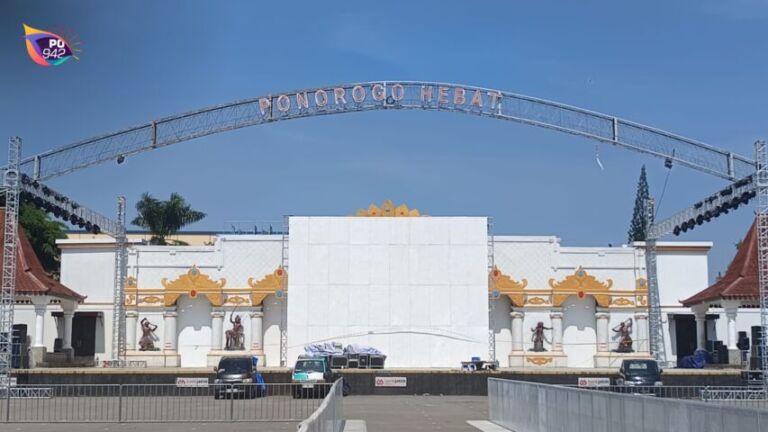 persiapan alun alun ponorogo (foto: yudi)