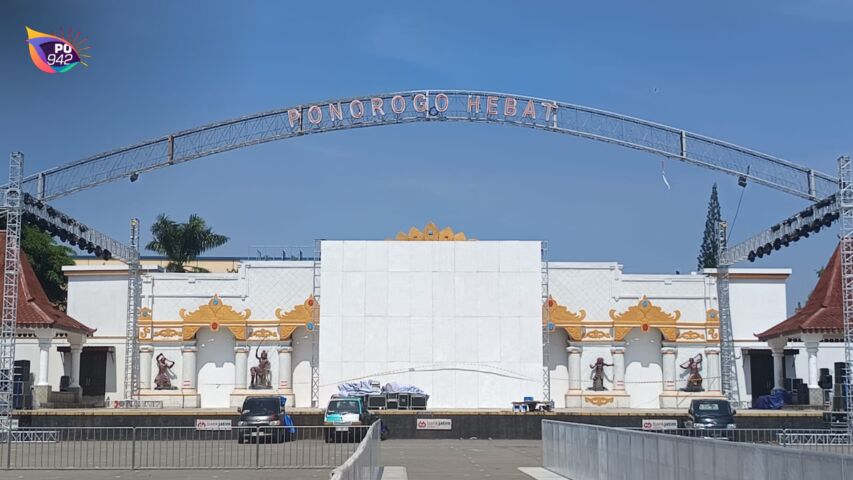 persiapan alun alun ponorogo (foto: yudi)