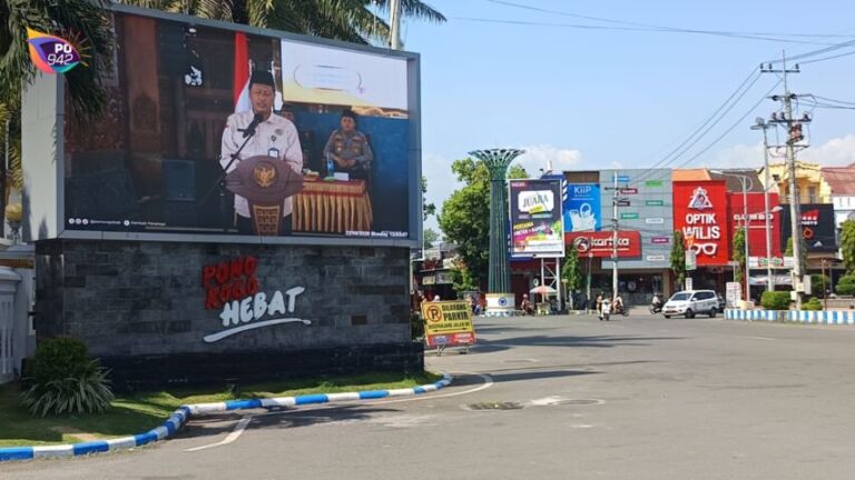Videotron di utara alun alun (foto: yudi)