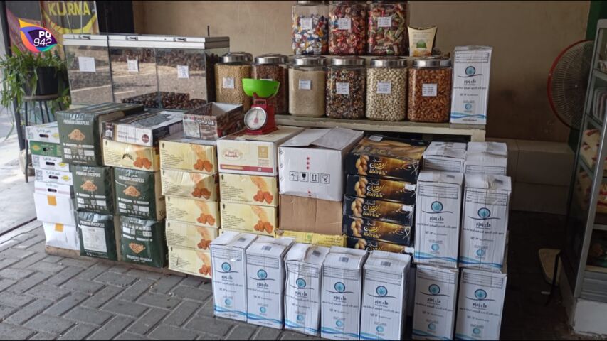 Penampakan stok oleh oleh haji di toko oleh oleh haji (foto: Naning)