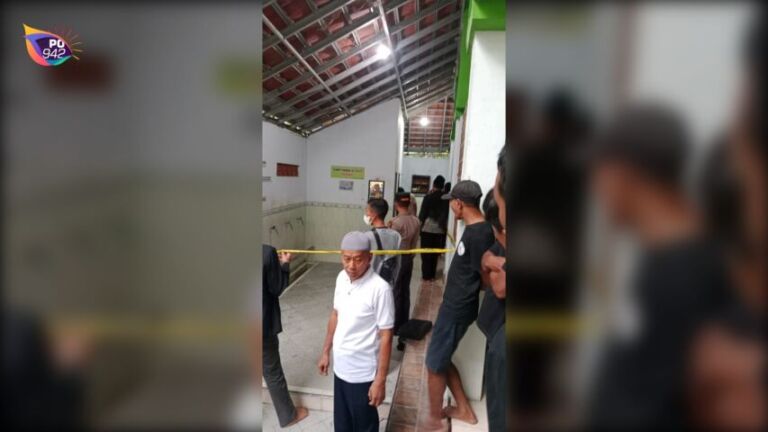 TKP pria asal Balong ditemukan meninggal dunia dalam Toilet Masjid (foto: Arif)
