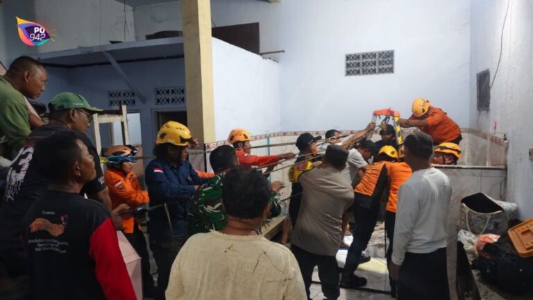 proses evakuasi remaja yang terjatuh dari sumur (foto: Amrih Widodo)
