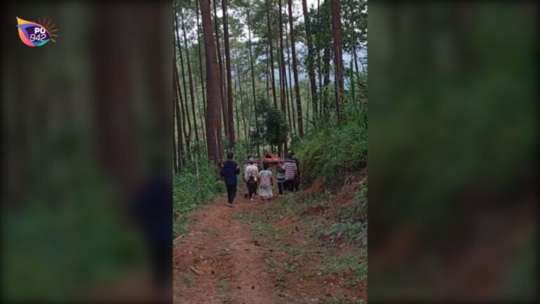 warga bergotong royong menandu orang sakit di temon ngrayun (foto: Edy hartoyo)
