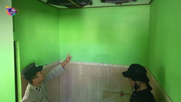 kondisi plafon di SMAN 1 badegan yang nyaris runtuh (foto: Yudi)